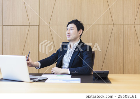 工作在一個明亮的辦公室的商人 工作在一個明亮的辦公室的商人 29508161