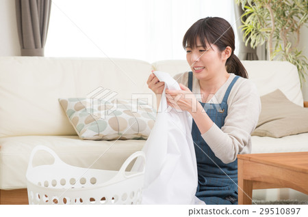 看衣裳的衣領的婦女 29510897