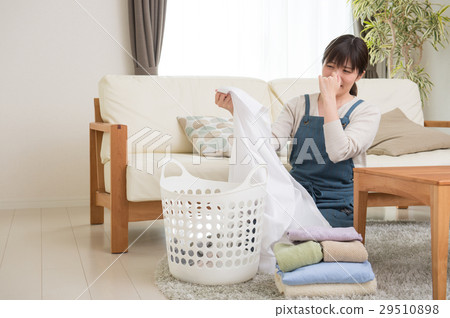 女人患有洗衣的味道 女人患有洗衣的味道 29510898
