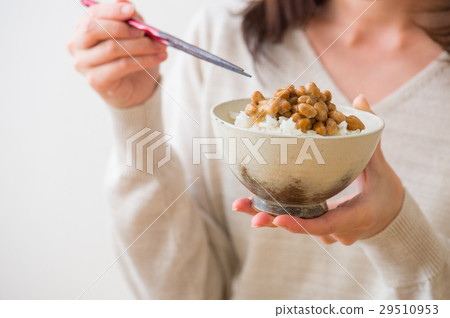 吃納豆米的女性手 29510953
