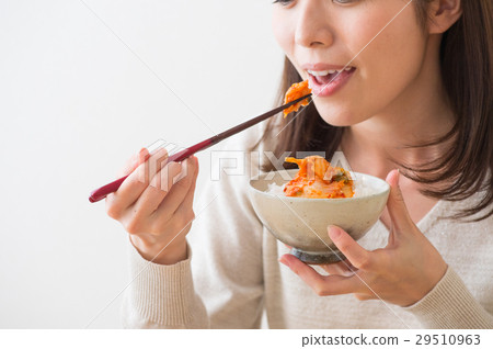 Female hand to eat kimchi 29510963