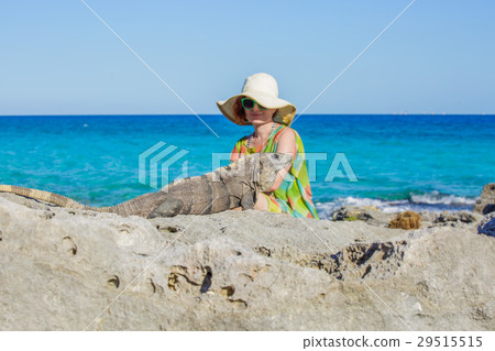 Women and iguana Women and iguana 29515515