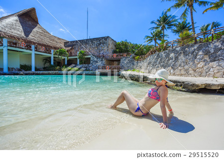 Woman relaxing on the beach 29515520