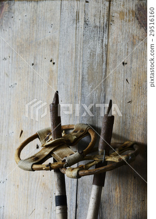 old vintage ski poles, wooden background 29516160