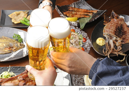 在酒吧里敬酒 在酒吧里敬酒 29527237