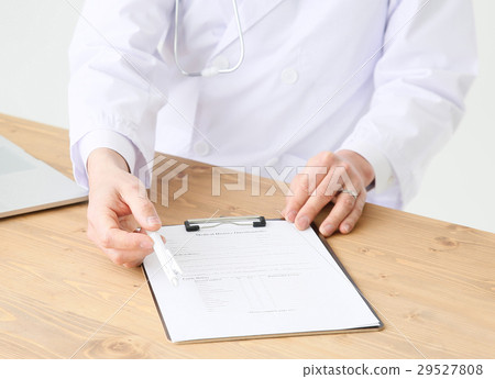 醫生在同意書上尋求籤名 29527808