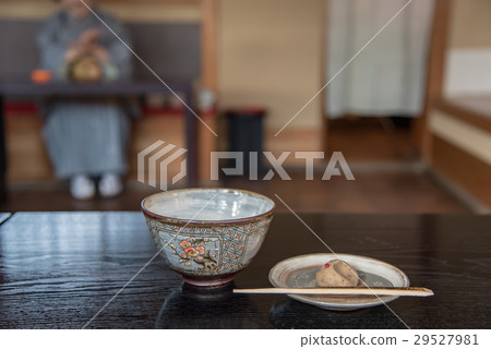 新年的Mankyu栗子餃子和和服的抹茶婦女 29527981