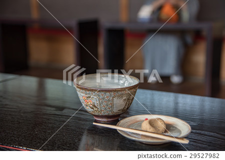 Mankyu chestnut dumpling of New Year's Day and Matcha women in kimono 29527982