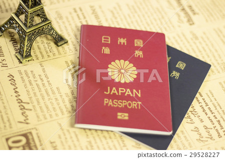 日本護照和小型艾菲爾鐵塔 29528227