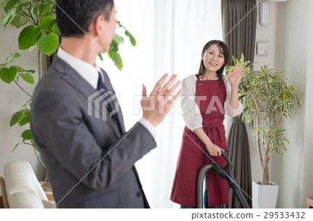 照看她的丈夫的主婦去工作 29533432