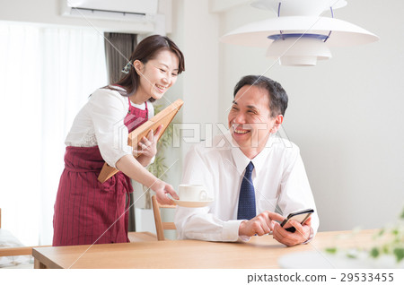 日本中產階級夫婦帶著微笑 29533455