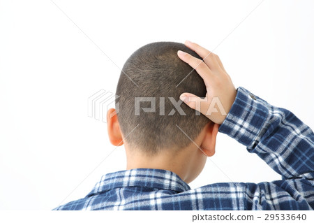一個男孩抱著他的頭 29533640