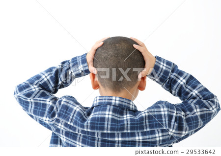一個男孩抱著他的頭 29533642