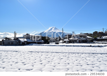 從Shimoshida駐地看見的富士山在雪原 從Shimoshida駐地看見的富士山在雪原 29534830