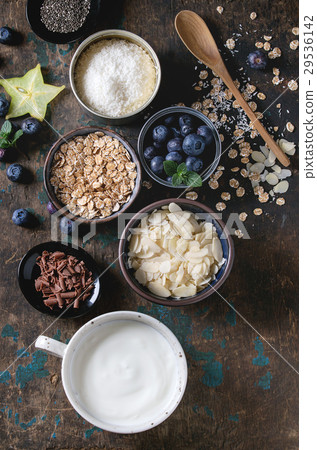 Yogurt smoothie bowl 29536142