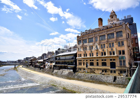 從京都四條大橋和東淺草的鴨川河 29537774