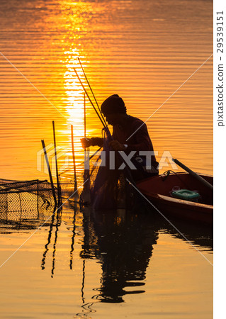 Siluate fishermen in action with sunrise Siluate fishermen in action with sunrise 29539151