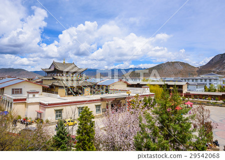 Top view of old town shangrila with temple 29542068