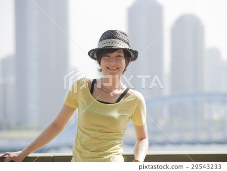 一個年輕的女人帶著微笑 一個年輕的女人帶著微笑 29543233