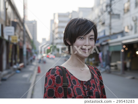 young woman      29543283