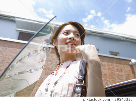 A young woman looking up 29543353
