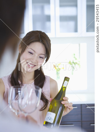 準備酒的夫婦 29543455