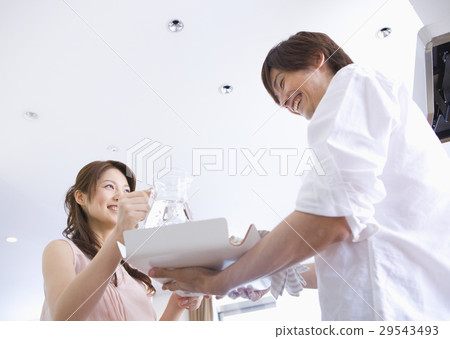 A couple standing in the kitchen 29543493