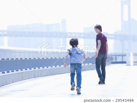 我的父親和兒子散步 29543494