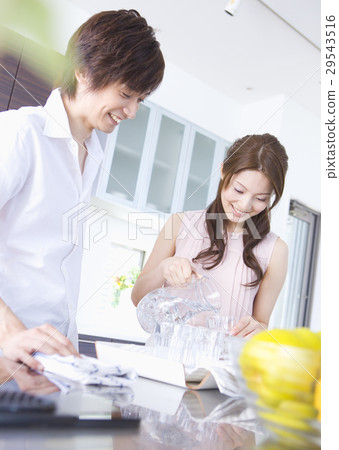 站立在廚房裡的夫婦 29543516