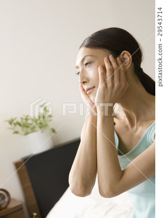 把她的手放的婦女在他的面頰上 把她的手放的婦女在他的面頰上 29543714