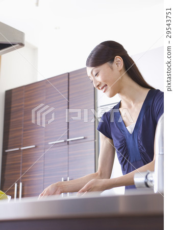 廚房裡的女人 29543751