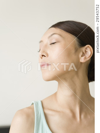 閉著眼睛的女人 閉著眼睛的女人 29543752