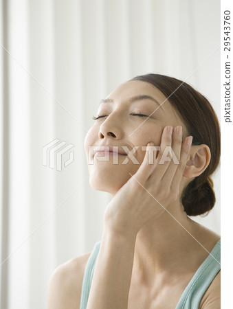 面對關懷的女性 29543760