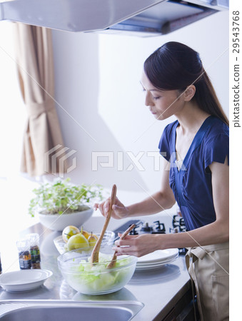 做沙拉的婦女 做沙拉的婦女 29543768