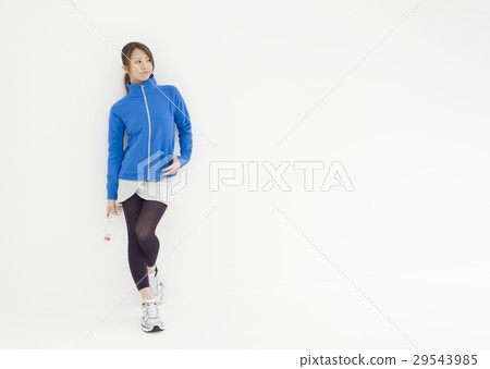 有礦泉水的一個少婦 29543985