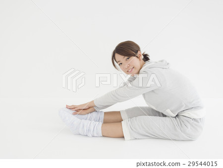 一個年輕女子伸展 29544015