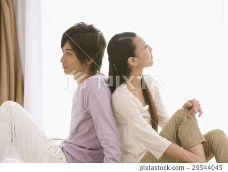 背靠背坐著的情侶 29544045