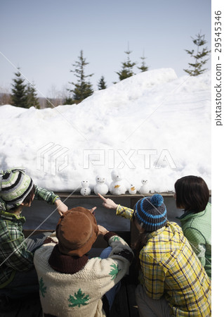 Building a Snowman Building a Snowman 29545346