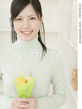 Woman with a bouquet 29545614