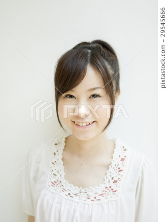 一個女人帶著微笑 一個女人帶著微笑 29545666