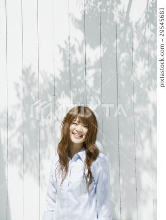 一個女人帶著微笑 29545681