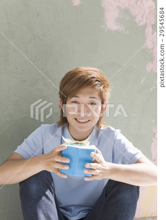 一個男人帶著禮物 29545684