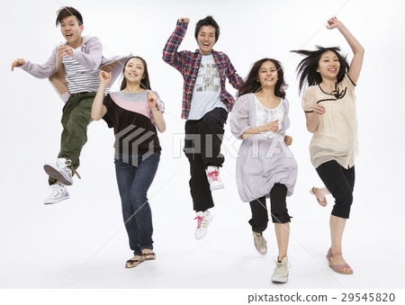 跳躍的年輕人和婦女 29545820