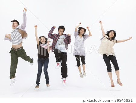 跳躍的年輕人和婦女 29545821
