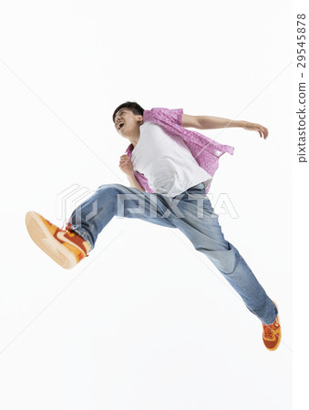 A young man to jump 29545878
