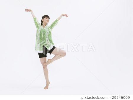 A young woman dancing 29546009
