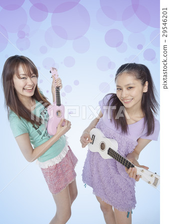演奏尤克里裡琴的一個少婦 演奏尤克里裡琴的一個少婦 29546201