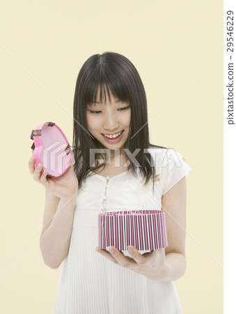 一位打開禮物的年輕女士 29546229