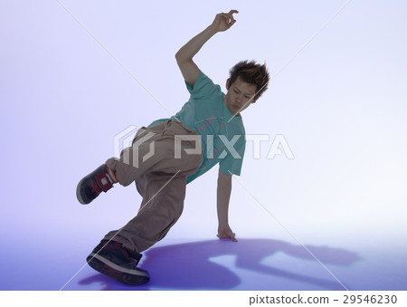 一個年輕人跳舞 29546230