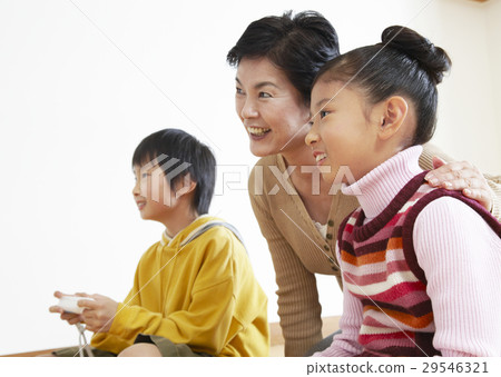 奶奶和孫子在玩電子遊戲 奶奶和孫子在玩電子遊戲 29546321